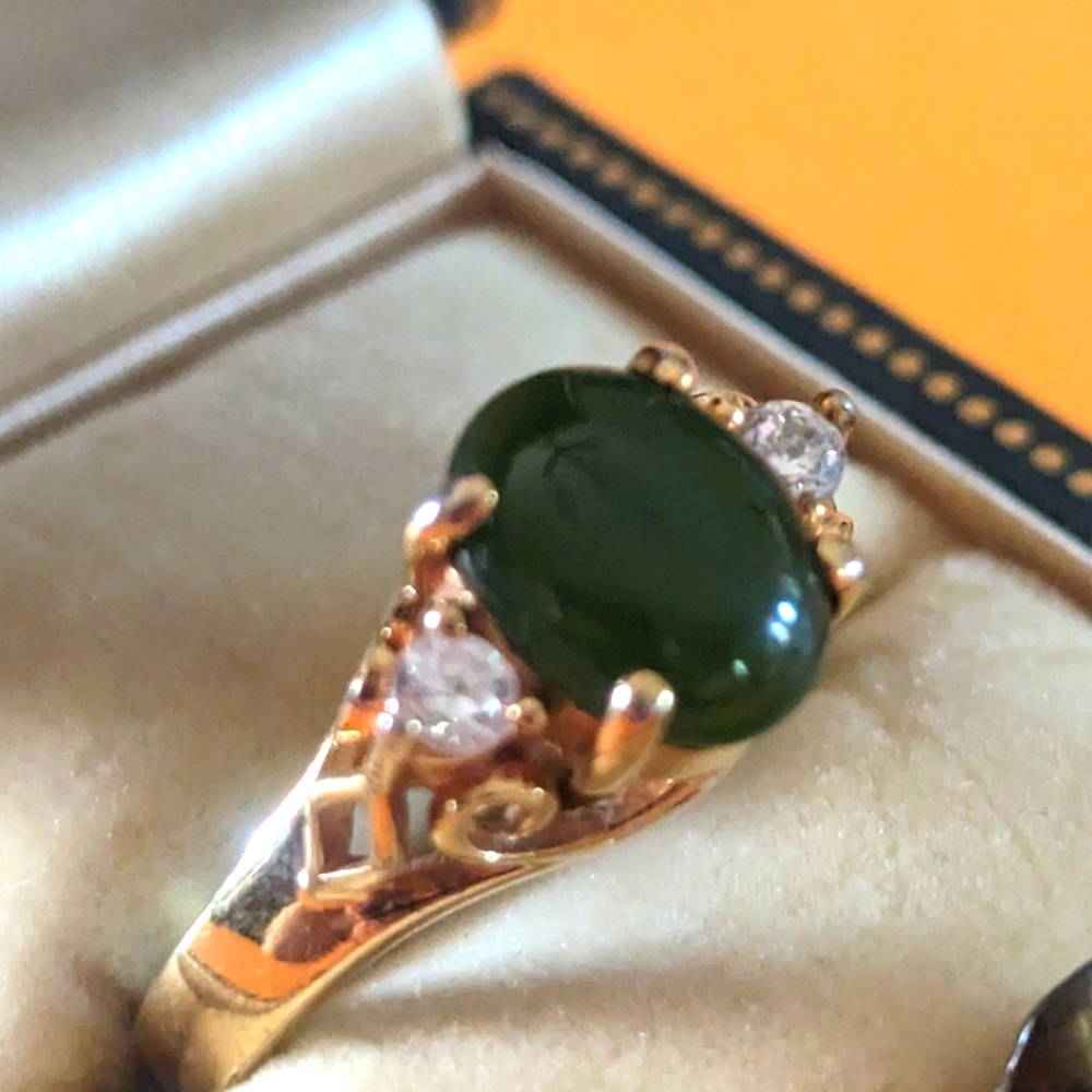 Green jade gold tone ring size 7